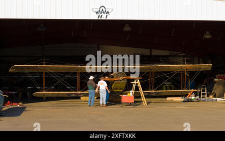 Il pilota lavora su un aereo antico a Hood River, Oregon. Foto Stock