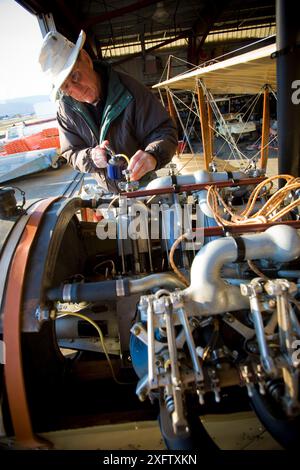 Il pilota lavora su un aereo antico a Hood River, Oregon. Foto Stock