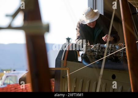 Il pilota lavora su un aereo antico a Hood River, Oregon. Foto Stock