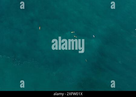 Vista a volo d'uccello dei surfisti a bordo seduti in acque calme Foto Stock