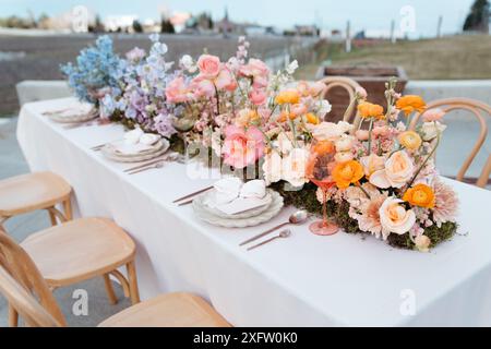 Tavolo da nozze con vivaci composizioni floreali Foto Stock