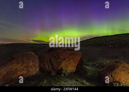 Aurora Borealis Over Red Rock Coulee Natural area, Alberta, Canada, maggio 2017. Foto Stock