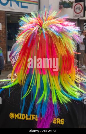 Inghilterra, Kent, Canterbury, l'annuale Canterbury Pride Parade, parrucca colorata Foto Stock