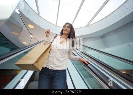 35 anno vecchia donna su scale mobili. Lo shopping al mercato Bretxa. Donostia. San Sebastian. Gipuzkoa. Paese basco. Spagna. Foto Stock