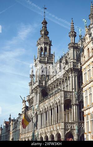 28-10-2014 Bruxelles, Belgio - la splendida architettura e la torreggiante guglia del Museo della città di Bruxelles dominano l'iconica Grand Place Foto Stock