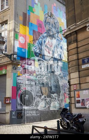 28-10-2014 Bruxelles, Belgio - Un colorato murale di Manneken Pis con un tocco alla moda e contemporaneo Foto Stock