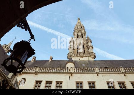 28-10-2014 Bruxelles, Belgio - la guglia del municipio di Bruxelles vista da dietro in una giornata limpida Foto Stock