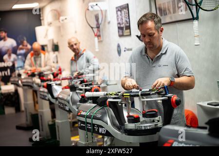 Huw Phillips, Racket Stringer a Wimbledon il quinto giorno dei campionati del 2024 all'All England Lawn Tennis and Croquet Club di Londra. Data foto: Venerdì 5 luglio 2024. Foto Stock