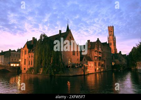 30-10-2014 Bruxelles, Belgio - Rosary Quay (Rozenhoedkaai) si illumina con calore sotto i lampioni, riflettendo sul canale di Bruges di notte Foto Stock