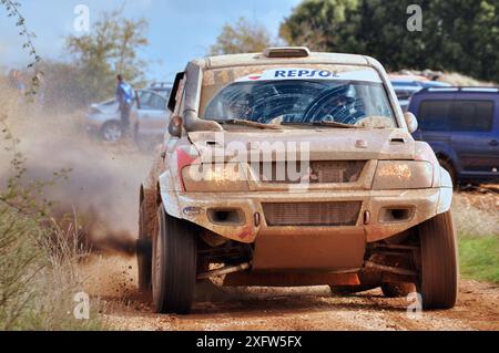 08-11-2014 Brihuega, Spagna - Un veicolo attraversa Brihuega durante il Rally TT Guadalajara 2014 Foto Stock