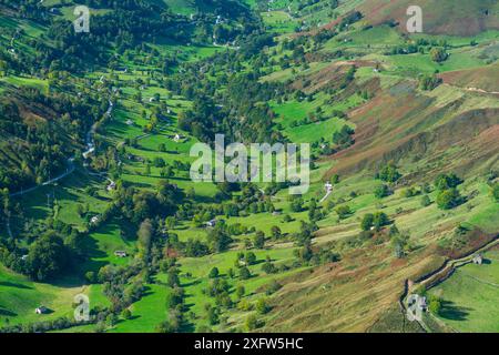 Vista dal Mirador de Covalruyu, valle di Miera, Cantabria, Spagna. Ottobre 2017. Foto Stock