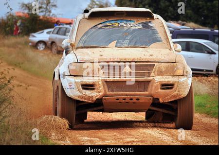 08-11-2014 Brihuega, Spagna - Un veicolo attraversa Brihuega durante il Rally TT Guadalajara 2014 Foto Stock