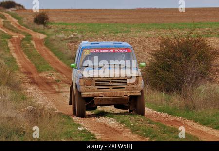 08-11-2014 Brihuega, Spagna - Un veicolo attraversa Brihuega durante il Rally TT Guadalajara 2014 Foto Stock