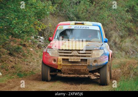 08-11-2014 Brihuega, Spagna - Un veicolo attraversa Brihuega durante il Rally TT Guadalajara 2014 Foto Stock