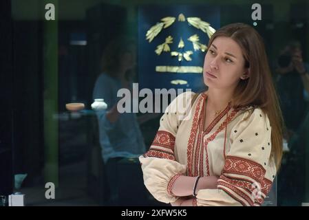 KIEV, UCRAINA - 28 GIUGNO 2024 - Una donna in una vyshyvanka visita il Tesoro del Museo Nazionale di storia dell'Ucraina, Kiev, capitale dell'Ucraina. Foto Stock