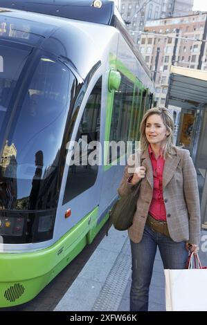 Pendolari. Tramvia. Bilbao, Bizkaia, Euskadi. Spagna. Foto Stock