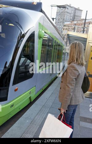 Pendolari. Tramvia. Bilbao, Bizkaia, Euskadi. Spagna. Foto Stock