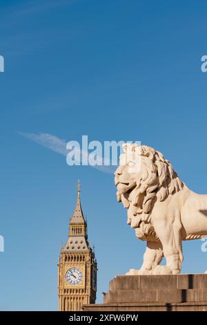 Westminster Bridge's South Bank Lion e "Big Ben" Elizabeth Tower of the Palace of Westminster, Westminster, Londra, Inghilterra, Regno Unito Foto Stock