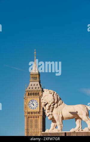 Westminster Bridge's South Bank Lion e "Big Ben" Elizabeth Tower of the Palace of Westminster, Westminster, Londra, Inghilterra, Regno Unito Foto Stock