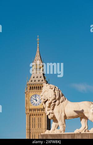 Westminster Bridge's South Bank Lion e "Big Ben" Elizabeth Tower of the Palace of Westminster, Westminster, Londra, Inghilterra, Regno Unito Foto Stock