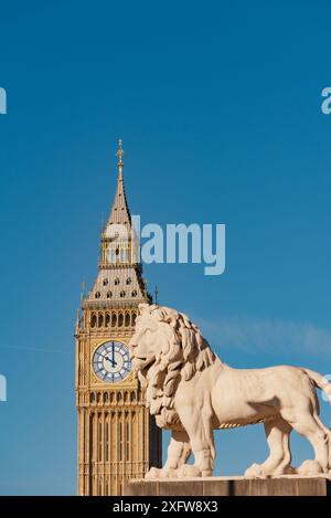 Westminster Bridge's South Bank Lion e "Big Ben" Elizabeth Tower of the Palace of Westminster, Westminster, Londra, Inghilterra, Regno Unito Foto Stock