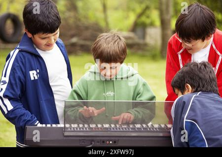 Bambini (8-12 anni) che suonano il pianoforte. Foto Stock