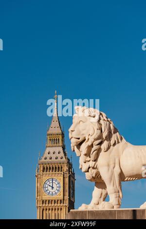 Westminster Bridge's South Bank Lion e "Big Ben" Elizabeth Tower of the Palace of Westminster, Westminster, Londra, Inghilterra, Regno Unito Foto Stock