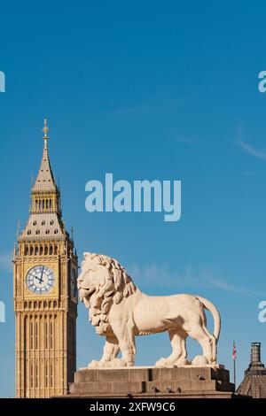 Westminster Bridge's South Bank Lion e "Big Ben" Elizabeth Tower of the Palace of Westminster, Westminster, Londra, Inghilterra, Regno Unito Foto Stock