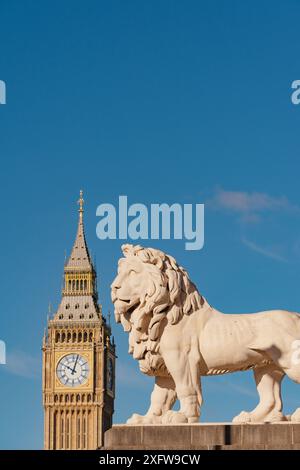 Westminster Bridge's South Bank Lion e "Big Ben" Elizabeth Tower of the Palace of Westminster, Westminster, Londra, Inghilterra, Regno Unito Foto Stock