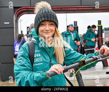 Towcester, Regno Unito. 5 luglio 2024. Jessica Hawkins arriva nel Paddock il giorno delle prove durante il Gran Premio britannico di Formula 1 Qatar Airways a Silverstone, Towcester, Northamptonshire, Regno Unito. Crediti: LFP/Alamy Live News Foto Stock