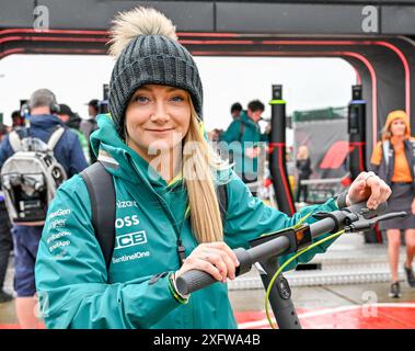 Towcester, Regno Unito. 5 luglio 2024. Jessica Hawkins arriva nel Paddock il giorno delle prove durante il Gran Premio britannico di Formula 1 Qatar Airways a Silverstone, Towcester, Northamptonshire, Regno Unito. Crediti: LFP/Alamy Live News Foto Stock