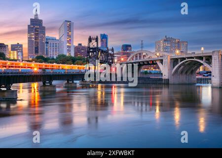 Saint Paul, Minnesota, Stati Uniti. Immagine del paesaggio urbano del centro di St. Paul, Minnesota, USA, con riflessi dello skyline del fiume Mississippi in un bellissimo summ Foto Stock