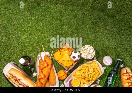Piatti tradizionali dello stadio e birra di sottofondo, set di vari tipi di baseball, pallacanestro, tifosi di football e spuntini dello stadio, patatine, salse, hot dog, wi-fi Foto Stock