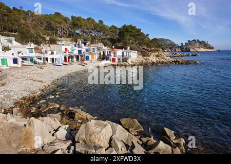 Pittoresca e colorata costa mediterranea a Girona. Baia di Salguer. Catalogna, Spagna Foto Stock