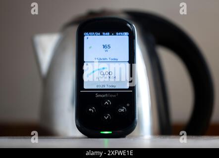 Visualizzatore del display per uso domestico del misuratore intelligente a doppia alimentazione per il Regno Unito che mostra un utilizzo ridotto durante il periodo estivo Foto Stock