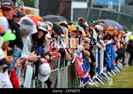 Silverstone, Regno Unito. 5 luglio 2024. Atmosfera circuito - ventole. Formula 1 World Championship, Rd 12, Gran Premio di Gran Bretagna, venerdì 5 luglio 2024. Silverstone, Inghilterra. Crediti: James Moy/Alamy Live News Foto Stock