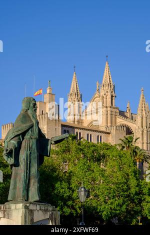 Monumento a Ramon Llull con la cattedrale sullo sfondo, opera di Horacio de Eguía, Paseo Sagrera, Palma di Maiorca, Isole Baleari, Spagna. Foto Stock