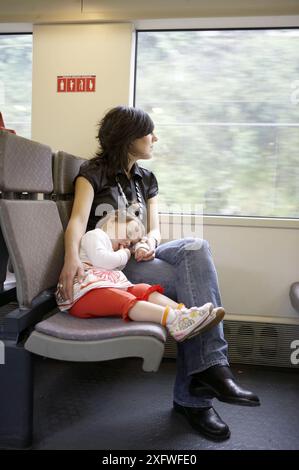 La famiglia in viaggio in tram. Foto Stock