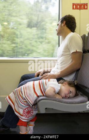 Padre (35 anni) e nostra figlia di 2 anni) in viaggio in tram. Foto Stock