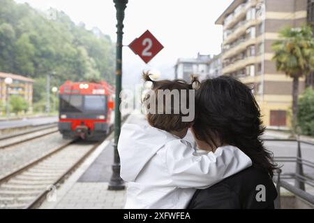 Madre (35 anni) e figlia (2 anni) in attesa del tram. Stazione ferroviaria. Foto Stock