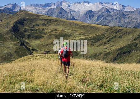 Escursionisti di fronte al massiccio di Maladeta, Montcorbison, Valle dell'Aran, provincia di Lérida, Spagna. Foto Stock