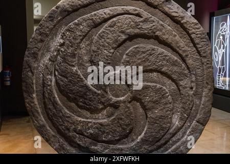 Svastica a cinque braccia in rilievo, seconda stele di Lombera, gigantesca stele cantabrica a forma di disco, i secolo a.C. C., Corrales de Buelna, Lombera, Museo di preistoria e archeologia , Santander, Cantabria, Spagna. Foto Stock