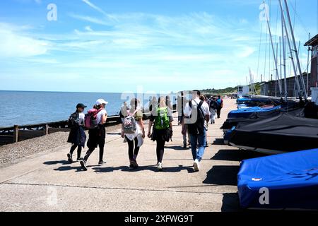 turisti stranieri che camminano nella cittadina costiera di herne bay, thanet, east kent, regno unito, luglio 2024 Foto Stock