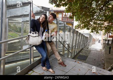 Giovane turista giovane. Escalator, città vecchia, Vitoria-Gasteiz, Alava, Paesi Baschi Foto Stock