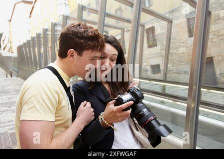 Giovane turista giovane. Escalator, città vecchia, Vitoria-Gasteiz, Alava, Paesi Baschi Foto Stock