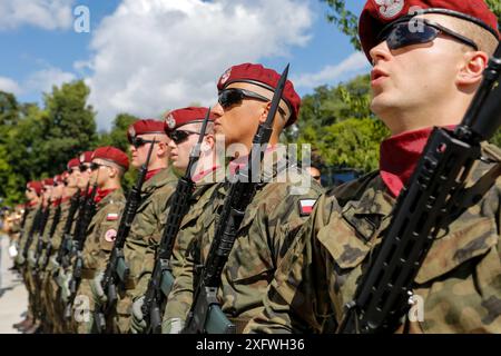 I militari con le armi cantano durante la cerimonia di inizio del servizio del gruppo di battaglia dell'UE nel 6° Battaglione logistico a Cracovia. Il dovere del gruppo di battaglia dell'Unione europea è una risposta alla sicurezza geopolitica, il gruppo è composto da forze speciali in stand-by pronte per missioni umanitarie e di mantenimento della pace. La 6 Brigata aerea polacca costituisce il nucleo principale del gruppo. Crediti: Dominika Zarzycka/Alamy Live News Foto Stock