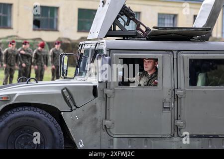 I militari partecipano alla cerimonia di inizio del servizio del gruppo di battaglia dell'UE nel 6° Battaglione logistico a Cracovia. Il dovere del gruppo di battaglia dell'Unione europea è una risposta alla sicurezza geopolitica, il gruppo riunisce forze speciali in stand-by pronte per missioni umanitarie e di mantenimento della pace. La 6 Brigata aerea polacca costituisce il nucleo principale del gruppo. Crediti: Dominika Zarzycka/Alamy Live News Foto Stock