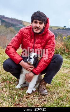 Giovani con san Bernardo cane. Gipuzkoa. Paese basco. Spagna Foto Stock