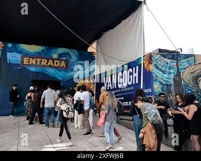 Città del Messico, Messico. 4 luglio 2024. Presso il Monumento alla madre, una tenda gigante è stata allestita per ospitare l'esperienza immersiva mostra delle opere di Van Gogh. Questa mostra contiene repliche dei dipinti dell'artista, nonché l'esperienza immersiva e di realtà virtuale; i partecipanti potranno osservare e interagire con le installazioni il 4 luglio 2024 a città del Messico, Messico. (Foto di Josue Pérez/Sipa USA) credito: SIPA USA/Alamy Live News Foto Stock