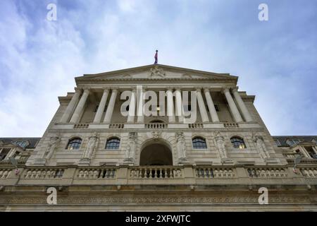 The Bank of England building BoE, Threadneedle Street, London, EC2R 8AH, United Kingdom angled front facade Foto Stock